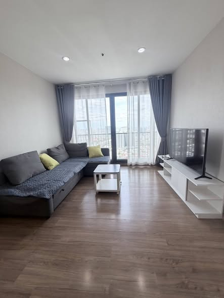 bedroom and living room of The Tree Rio Bang-Aor Station