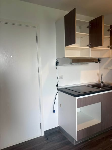 kitchen of The Trust Condo @BTS Erawan