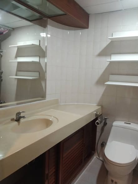 bathroom of Thong Lo