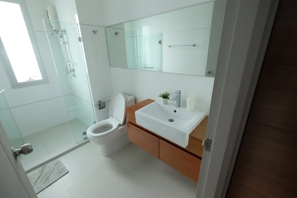 bathroom of Thru Thong Lor