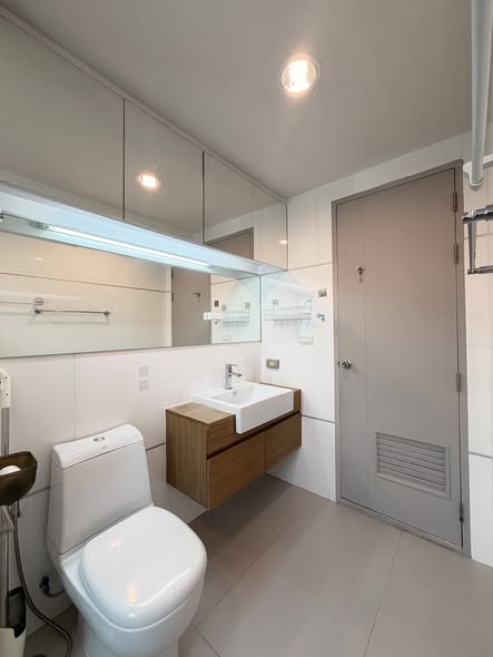 room interior and bathroom of Thru Thong Lor