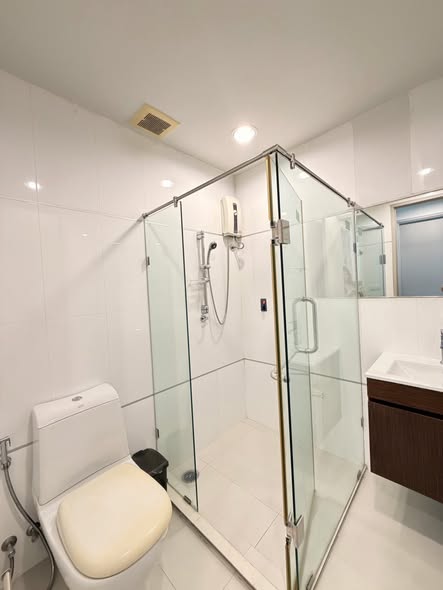 room interior and bathroom of Thru Thong Lor