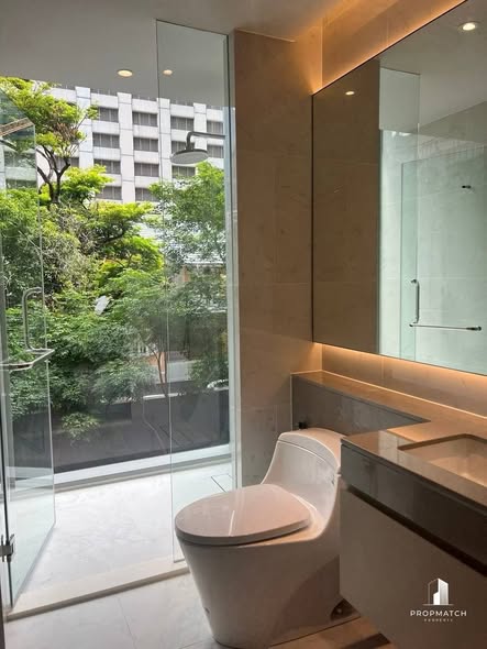 bathroom of Tonson One Residence ต้นสน วัน เรสซิเดนซ์