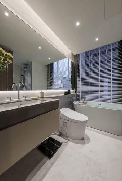 bathroom of Tonson One Residence ต้นสน วัน เรสซิเดนซ์