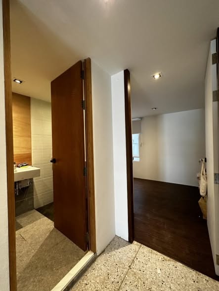 room interior and bathroom of Town Avenue Rama 9