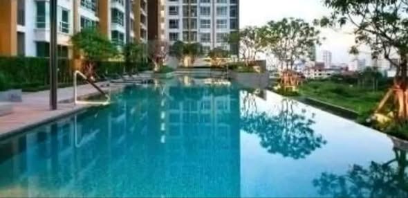 pool of U-Delight Jatujak Station condo.