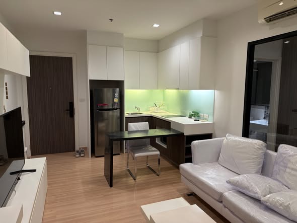 living room and kitchen of Urbano Absolute Sathon-Taksin