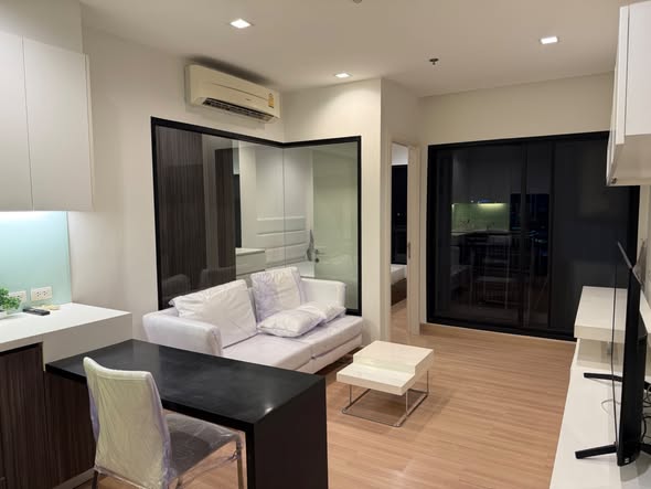 room interior and kitchen of Urbano Absolute Sathon-Taksin