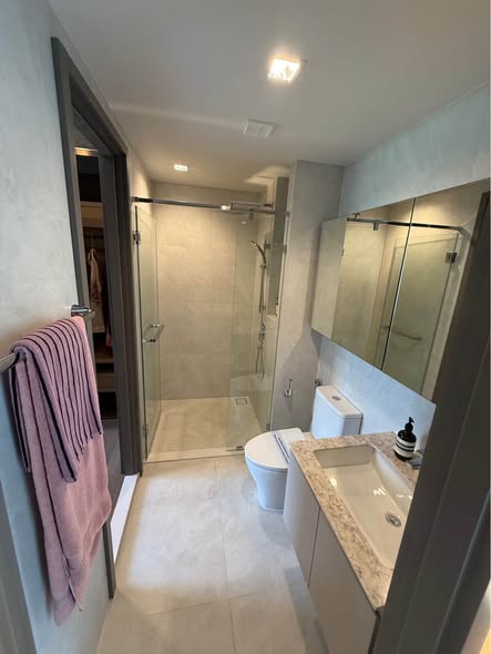 room interior and bathroom of วาลเลส เฮาส์ | valles HAUS