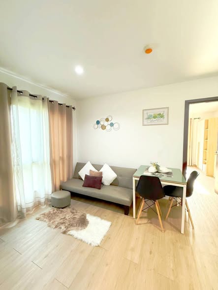 living room and bedroom of เวลาดี เรสซิเดนซ์ Vela de Residence