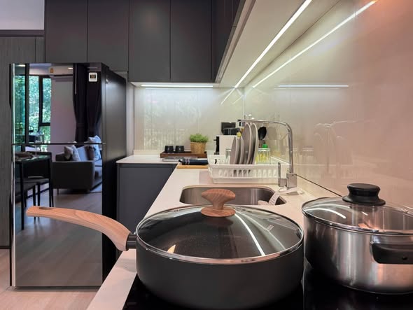 bathroom and kitchen of Venio Sukhumvit 10