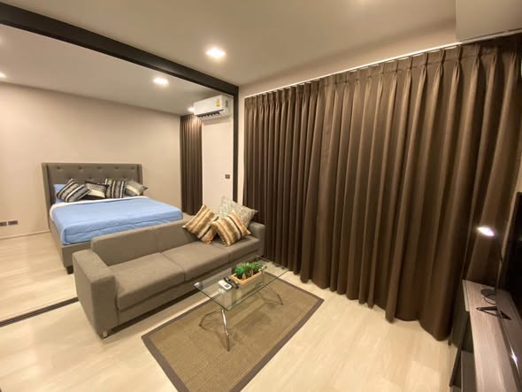 bedroom and room interior of Venio Sukhumvit 10