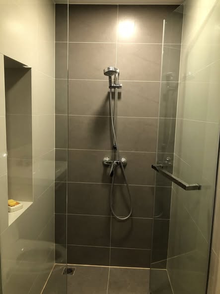 room interior and bathroom of Venio Sukhumvit 10