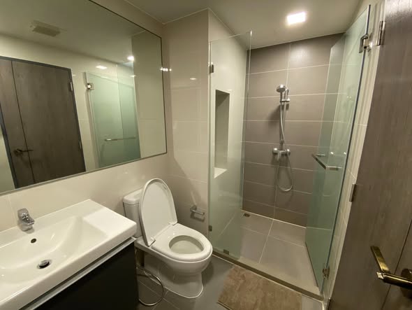 room interior and bathroom of Venio Sukhumvit 10