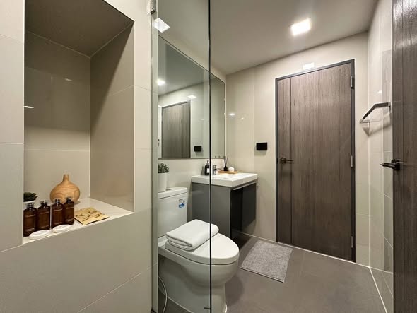 room interior and bathroom of Venio Sukhumvit 10