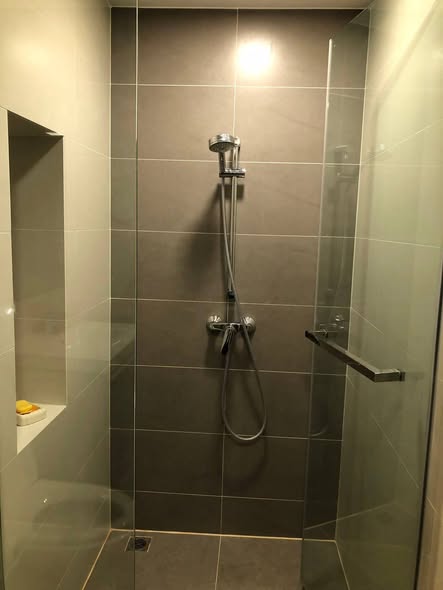 room interior and bathroom of Venio Sukhumvit 10
