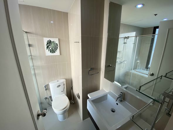 bathroom of Villa Asoke Condominium