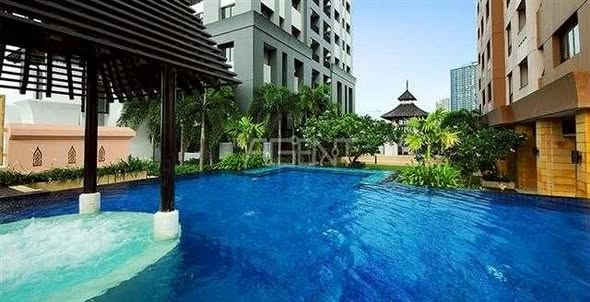 pool of Vista Garden Condo
