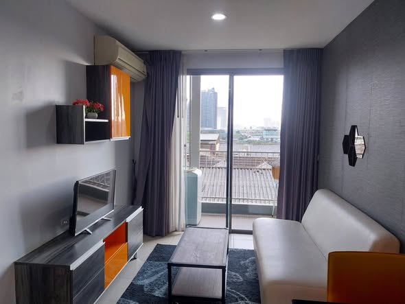 bedroom and living room of VOQUE Place Sukhumvit 107 – Bearing 2 : โว้ค เพลส สุขุมวิท 107 – แบริ่ง 2