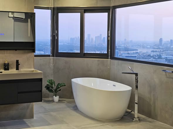 bathroom of Waterford Diamond Tower