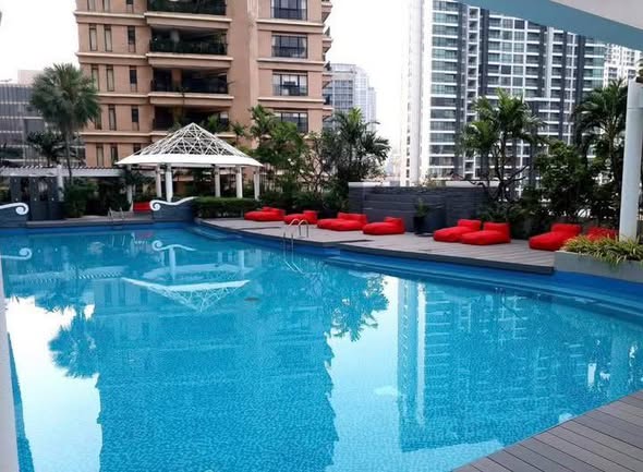 pool of Waterford Diamond Tower