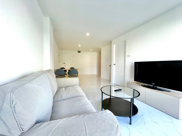 bedroom and living room of Waterford Park Rama 4