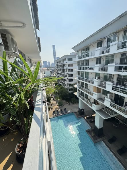 pool of Waterford Sukhumvit 50