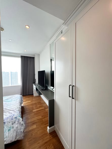 bedroom and room interior of Watermark Chao Phraya