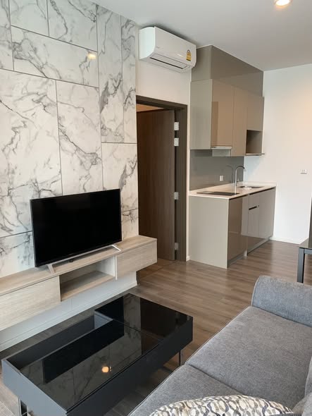 living room and kitchen of Whizdom Essence Sukhumvit วิสซ์ดอม เอสเซ้นส์ สุขุมวิท