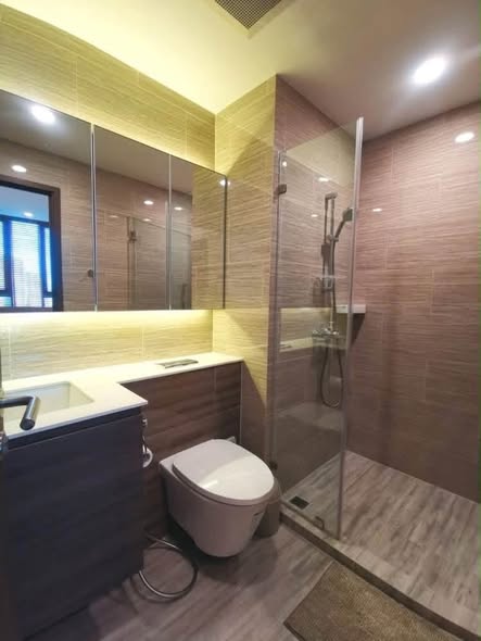 room interior and bathroom of Whizdom Essence Sukhumvit วิสซ์ดอม เอสเซ้นส์ สุขุมวิท