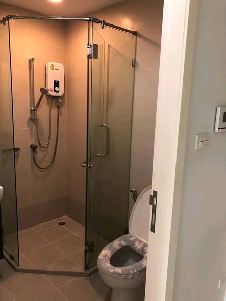 room interior and bathroom of Whizdom The Exclusive วิสซ์ดอม ดิ เอ็กคลูซีฟ