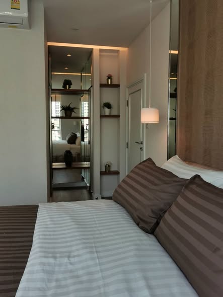 bedroom of Wilshire Condominium