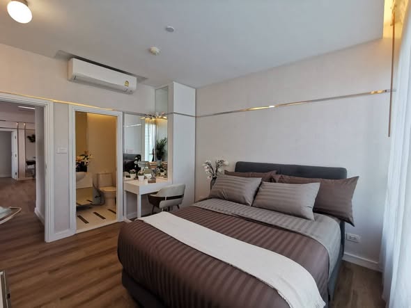 bedroom of Wilshire Condominium