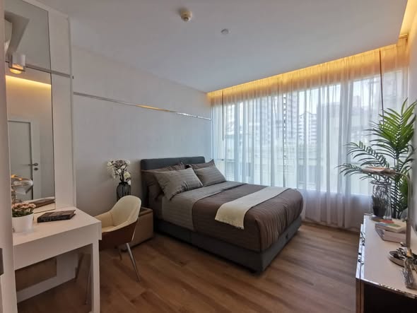 bedroom of Wilshire Condominium