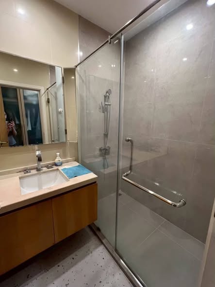 room interior and bathroom of Wind Ratchayothin Condominium