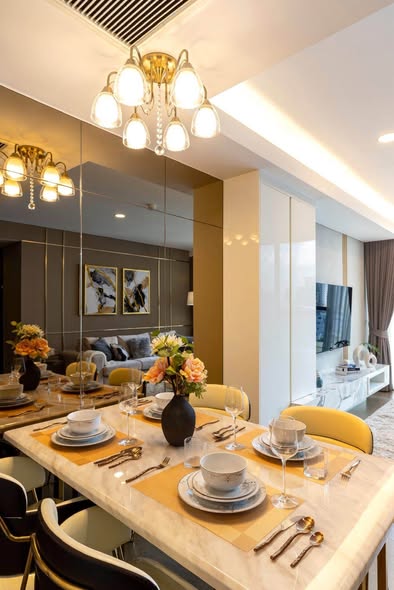 room interior and bathroom of Wyndham Bangkok Queen Convention Centre Hotel