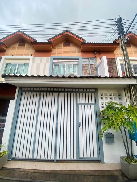 ขายทาวน์โฮม สูง 2 ชั้น พื้นที่ 20 ตร.ว. 3 นอน 2 น้ำ 1 ครัว เดอะเมโทร รัตนาธิเบศร์