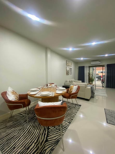 living room of ขายทาวน์โฮม สูง 2 ชั้น พื้นที่ 20 ตร.ว. 3 นอน 2 น้ำ 1 ครัว เดอะเมโทร รัตนาธิเบศร์