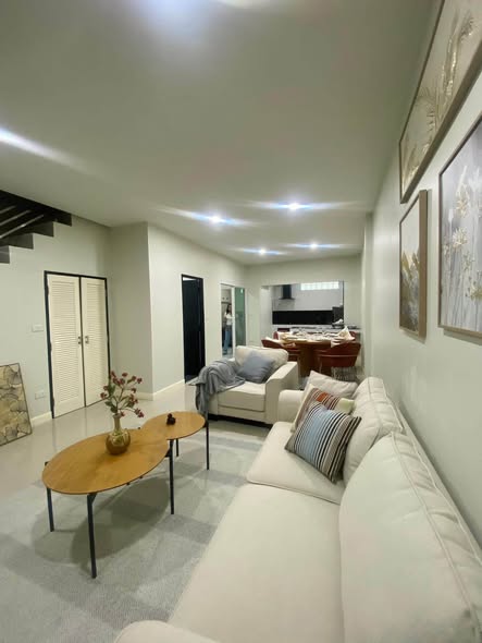 living room of ขายทาวน์โฮม สูง 2 ชั้น พื้นที่ 20 ตร.ว. 3 นอน 2 น้ำ 1 ครัว เดอะเมโทร รัตนาธิเบศร์