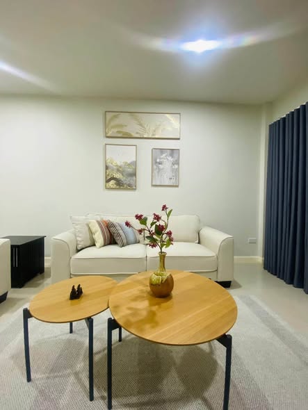 living room and room interior of ขายทาวน์โฮม สูง 2 ชั้น พื้นที่ 20 ตร.ว. 3 นอน 2 น้ำ 1 ครัว เดอะเมโทร รัตนาธิเบศร์