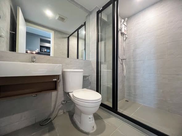 room interior and bathroom of กาลิเลโอ รัชดา 32 – GALILEO Ratchada 32