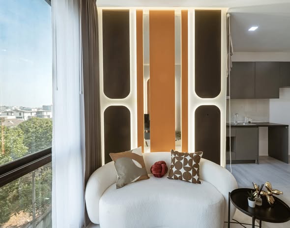 living room and bedroom of บราวน์ คอนโด รัชดา 32