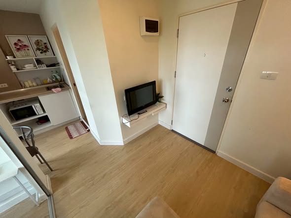 living room of ลุมพินีวิลล์ สุขุมวิท 76 แบริ่ง-สเตชั่น เฟส 1