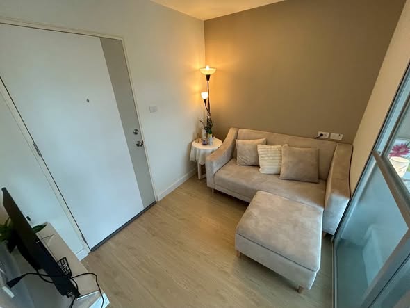 living room of ลุมพินีวิลล์ สุขุมวิท 76 แบริ่ง-สเตชั่น เฟส 1