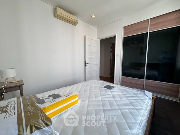 bedroom and room interior of Aguston Sukhumvit 22