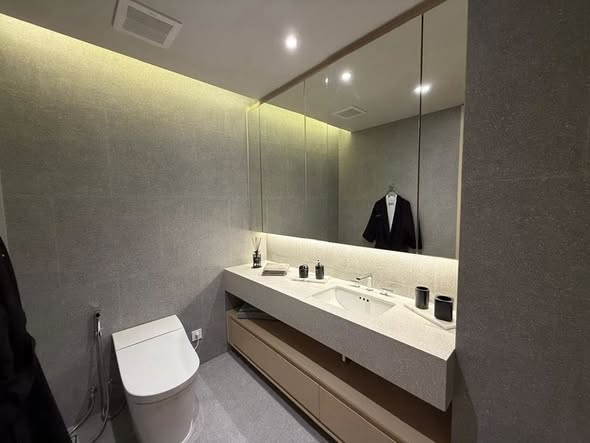 bathroom of AROM WONGAMAT