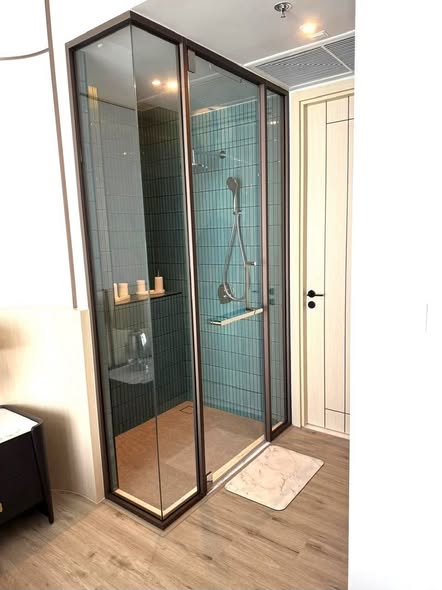 room interior and bathroom of AROM WONGAMAT