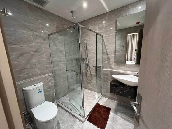 room interior and bathroom of ASHTON Asoke – Rama 9