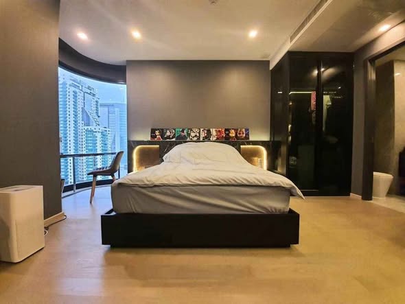 bedroom of Ashton Asoke