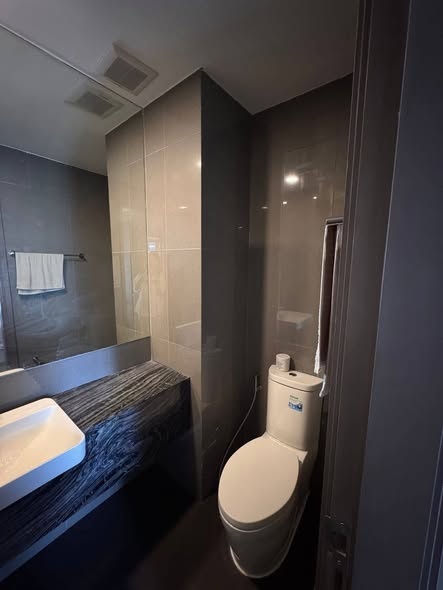 room interior and bathroom of Ashton Chula-Silom